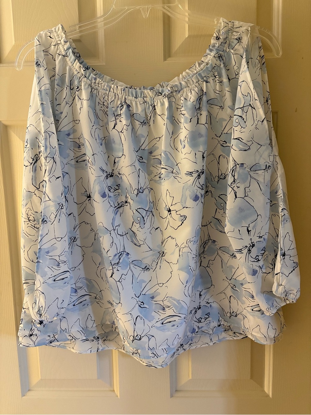 Sanctuary Size Medium Floral Blouse in Light Blue & White, Cut Out Sleeves